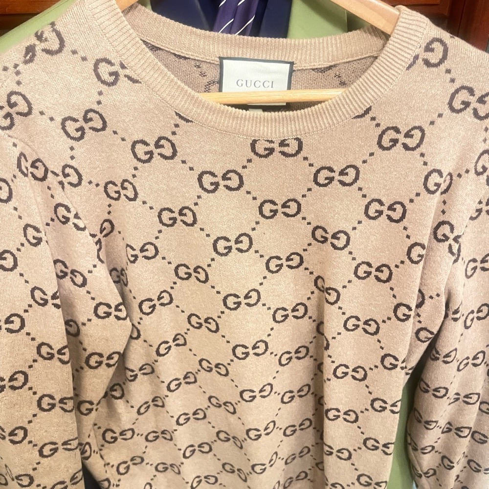 Preowned men’s Beige GG Gucci Logo Crewneck Sweater size medium. True to size.
